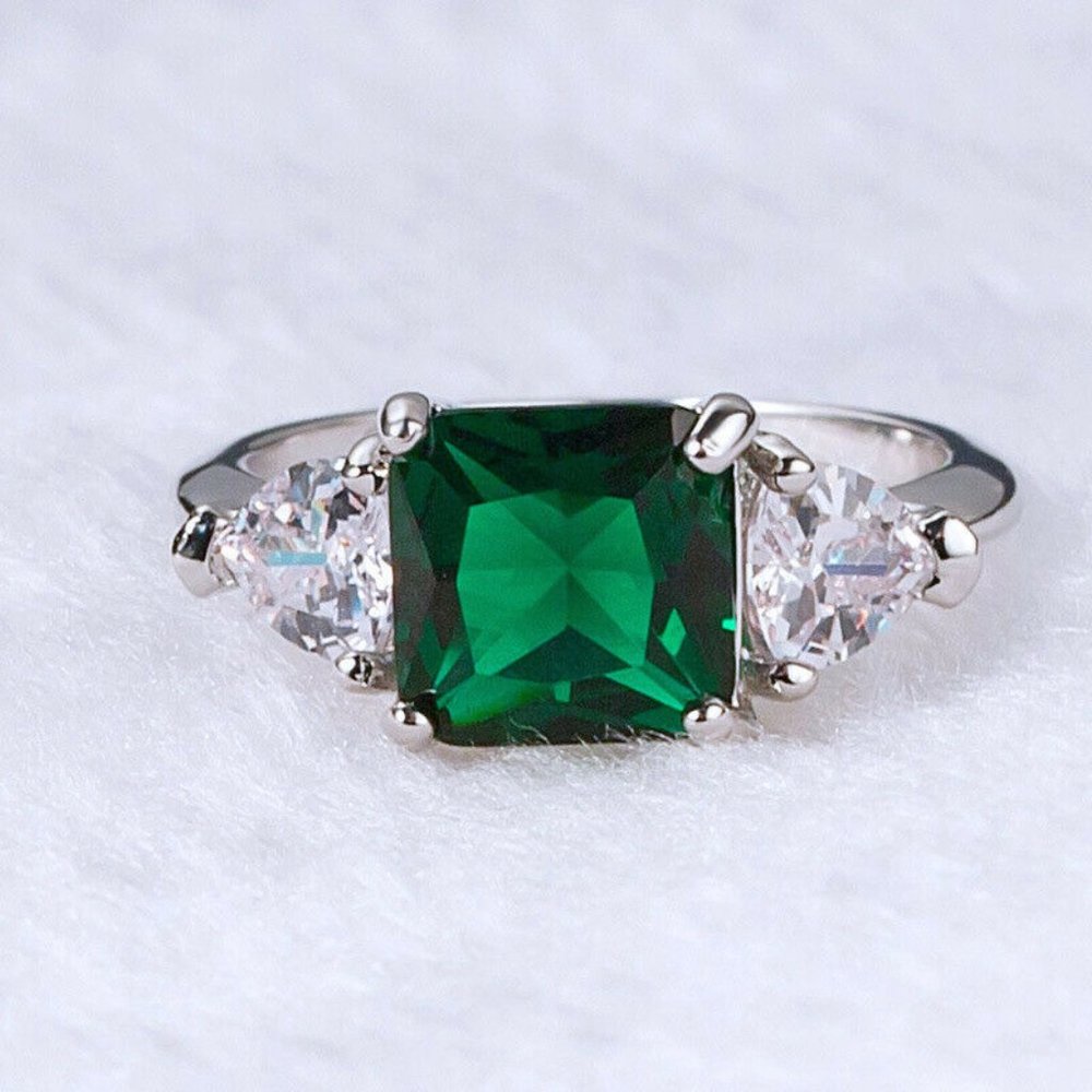 Gorgeous 925 Silver Princess Cut Emerald Ring